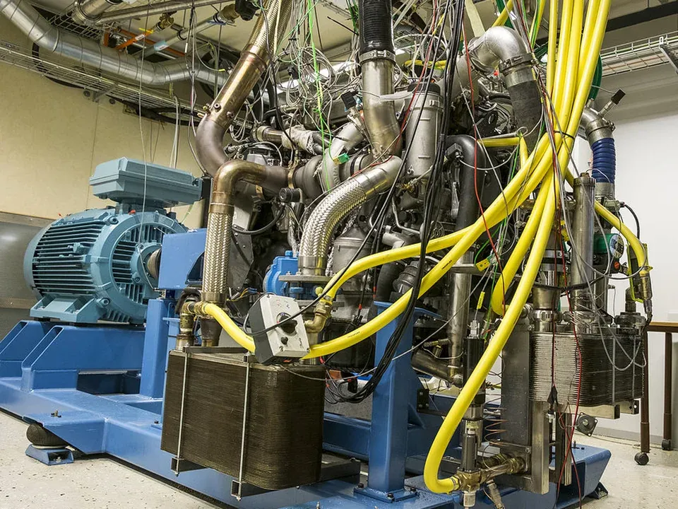 Heavy-duty engine test bench with sensors and measurement cables